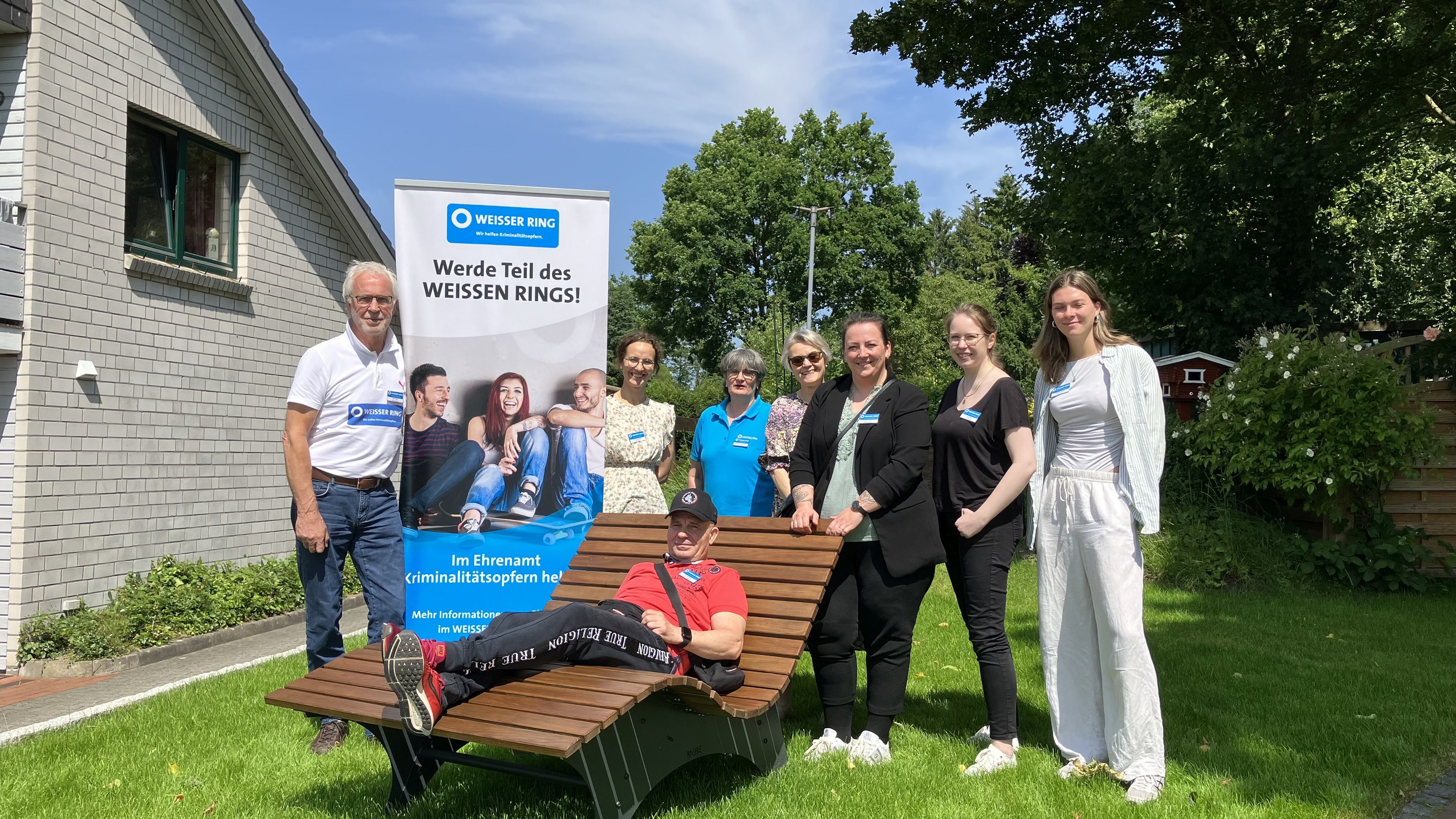 GS-Teilnehmer: innen und Referent: innen bestens gelaunt im Sonnenschein