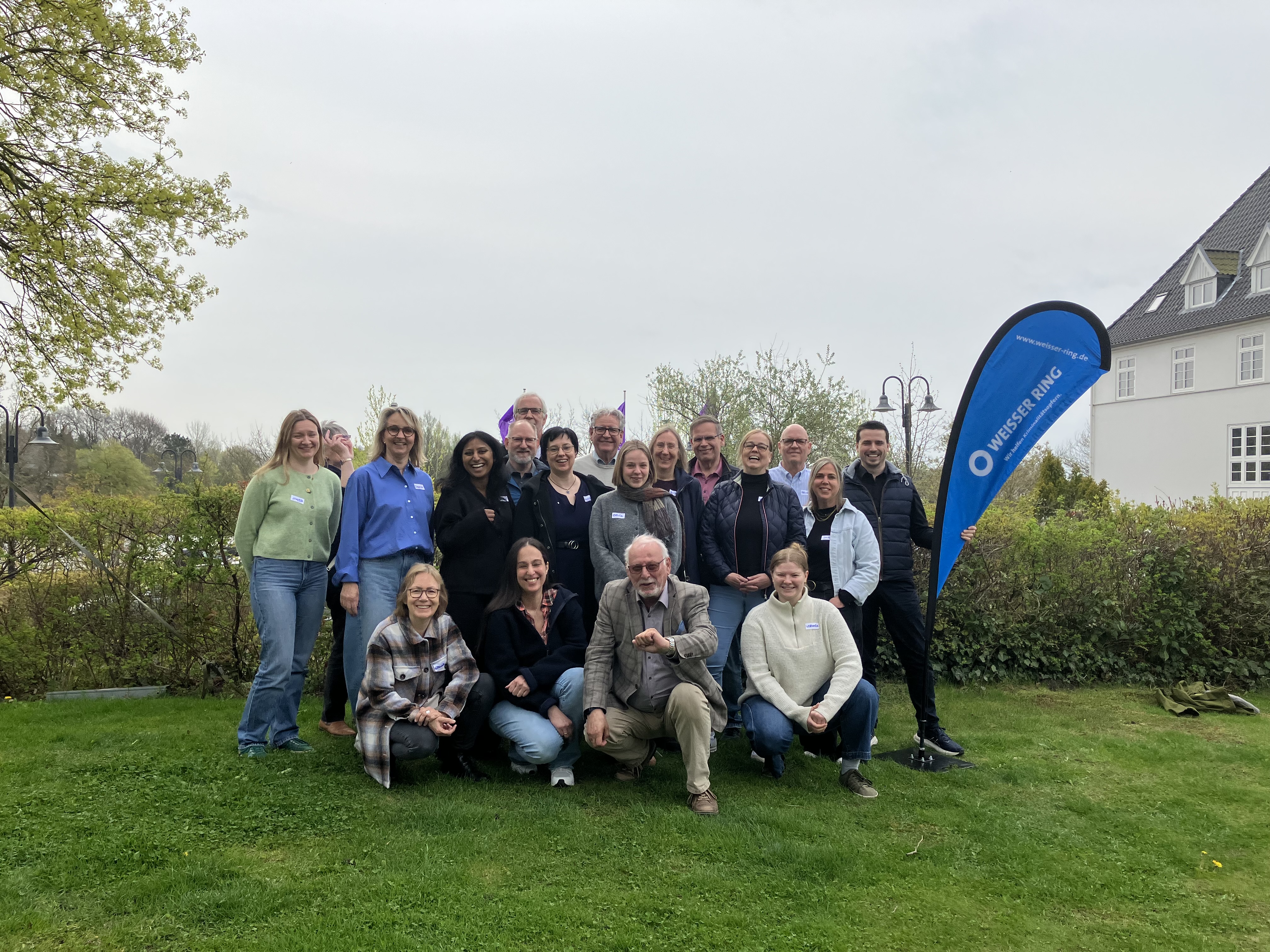 Teilnehmer: innen und Referent: innen Grundseminar im April 2026